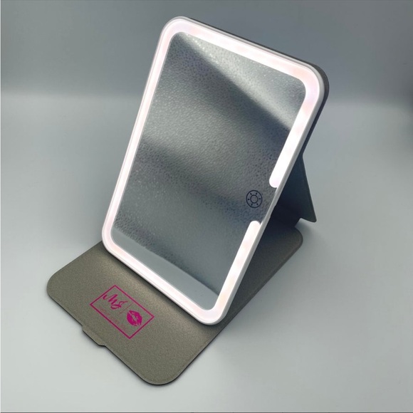 Makeup Junkie Bags MJ
Rechargeable LED Travel Mirror - Picture 10 of 15